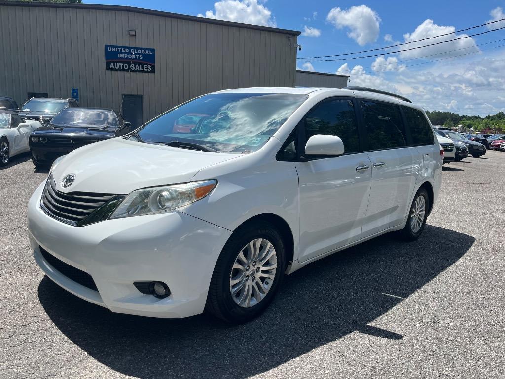 2014 Toyota Sienna XLE V6 7-Passenger Access Seat's photo