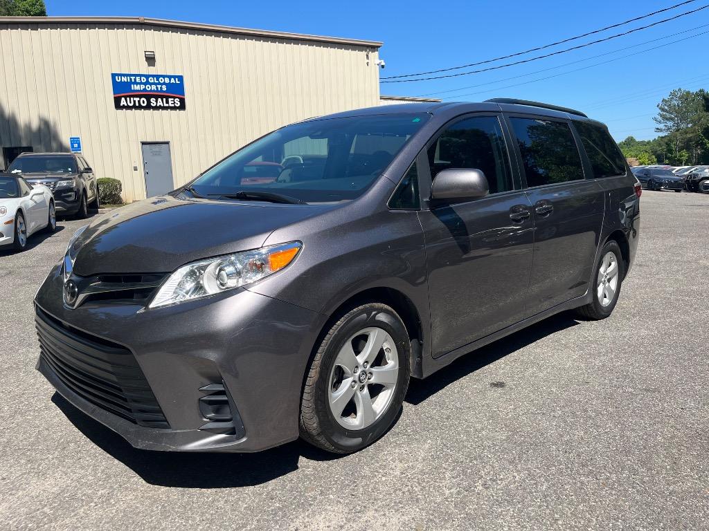 2019 Toyota Sienna LE V6 8-Passenger's photo